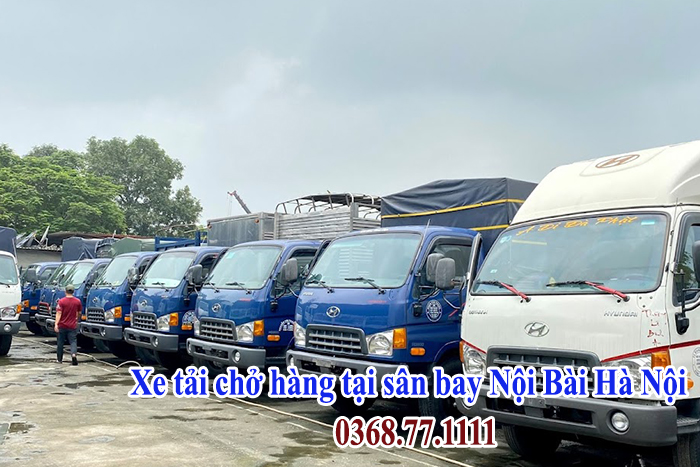 Xe tải chở hàng tại sân bay Nội Bài Hà Nội